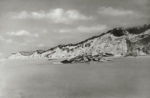 Door duinafslag zuidwest van het dorp Hollum dreigt bunker naar beneden te storten. Op deze manier zijn veel bunkers in dit gebied verdwenen. >br /> (foto 10 oktober 1955)
