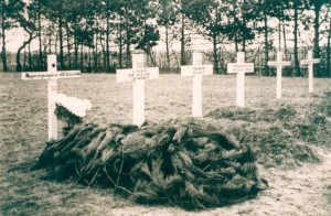 Oorlogsgraven op de Rooms Katholieke begraafplaats te Nes. (foto 11 augustus 1940)