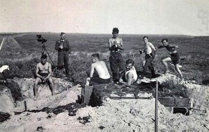 Duitse soldaten houden pauze tijdens de bouw van een veldversterking in de duinen bij de Bureblinkert. (16 juli 1941)