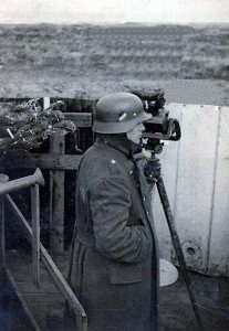 Een soldaat staat op wacht op zijn post in één van de stellingen in de duinen bij de Bureblinkert. (foto 20 februari 1941)