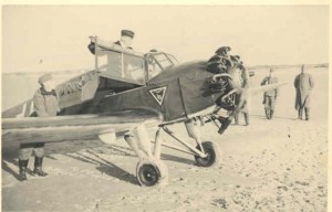 Een eenmotorig vliegtuigje, een Klemm Kl 31a van het Luftdienst Kommando Holland, is geland op het strand. Doel en actie onbekend. (foto 15 april 1941)