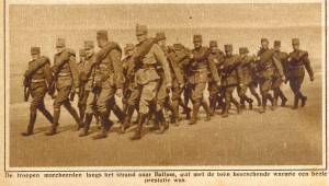 Tijdens de Mobilisatie marcheren Nederlandse militairen over het strand. (foto 23 augustus 1939)