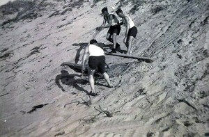 Duitse soldaten zijn aan het recreëren op het strand tussen Nes en Buren. (foto 15 augustus 1941)
