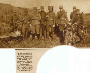Foto is gemaakt op 29 of 30 augustus 1939 tijdens een legeroefening op Ameland. Van links naar rechts: P. Meindersma, Bozum; P. Krootsma, Betterwird; P. Spijkstra, Buitenpost; J. Boersma, Hallum; Jhr. Sminia uit Oudkerk en J. Steinvoort. De mannen hebben een wachtpost op de Oerdblinkert en staan voor een legertent. (foto 23 augustus 1939)