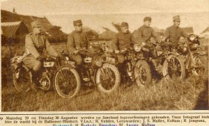 Op 29 en 30 augustus werd een militaire oefening gehouden op Ameland. Motorrijders poseren op de Ballumer Blinkert.  Hier de motorrijders R. Velstra uit Leeuwarden, J.S. Muller uit Kollum, R. Jongsma en W. Anema uit Midlum. De vijfde naam is slechtleesbaar.  De generaals Borel en Duymar van Twist woonden de oefening bij. (foto 29 augustus 1939)