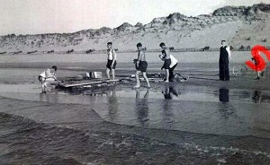 Duitse soldaten recreëren aan zee op het strand bij Buren. (foto 5 juli 1942)
