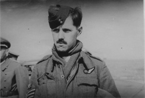 Sergeant C. Hall, telegrafist-boordschutter,  een van de 6 bemanningsleden van de AVRO Manchester L7380 die op 8 september 1941 een geslaagde noodlanding heeft gemaakt. De 6 bemanningsleden werden krijgsgevangen genomen en keerden na de oorlog terug naar Engeland. Hier is Hall op weg naar de vaste wal. De foto is door een Duitse militair gemaakt. (foto 9 september 1941)