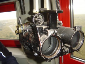 Verrekijker gebruikt tijdens de oorlog in de Flakstelling bij Hollum. Deze is na de oorlog op de vuurtoren van Hollun geplaatst en jarenlang gebruikt door de vuurtorenwachters. Tegenwoordig is de toren open voor publiek.