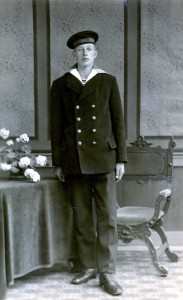 Dirk Cornelis Visser in het uniform van de Koninklijke Marine tijdens de mobilisatie. Dirk is geboren op 18-11-1911 te Amsterdam. Hij trouwde op 30-06-1938 met Wytske Romer. Hij was tijdens de mobilisatie eerst gelegerd in Noord Holland en vervolgens op Vlieland.