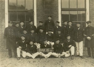 Op deze foto van "Bak 15" uit 1931 zien we Dirk. C. Visser als dienstplichtig matroos (4e van rechts). Dirk was geboren op 18 november 1911 te Hollum. De foto is naar alle waarschijnlijkheid genomen in Den Helder.  Tijdens de mobilisatie lag hij in Noord Holland en op Vlieland toen de oorlog uitbrak.