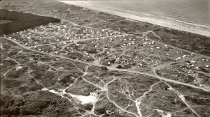 Een foto van Camping Duinoord te Nes van vlak na de oorlog. Op de voorgrond zien we en bunker in gebruik als zomerhuis. (foto d.d. 29 juli 1948)