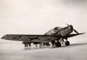 Duits vliegtuig geland op het strand van Ameland. Een Junker F 13 van het Luftdienst Kommando Holland. Deze toestellen werden voor de verbindingsdienst gebruikt.  (foto 29 juni 1941)