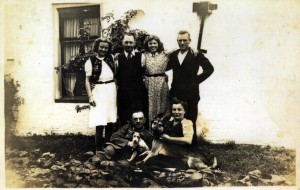 Op de foto zien we staand van links naar rechts: Elly Sere, de Duitse officier Petrowitz, Leny .... en Siebe Visser. Zittend: een Duitse soldaat en Kitty Faber. De foto is genomen voor de woning van Siebe Visser aan de huidige Burgemeester Waldaweg.  (foto d.d. 29 september 1943)