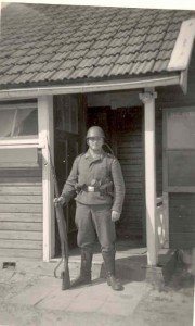 Duitse soldaat staat op wacht bij vermoedelijk een woonverblijf. Het kan ook een opslagplaats van munitie of i.d. zijn geweest. (foto 25 april 1941)