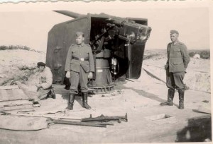 Geschutsopstelling met 10, 5 cm luchtafweer (Flak). De Flak Batterij bij Hollum telde 4 van deze opstellingen. Bij de start van de aanleg van de Atlantikwall viel Ameland onder " De Kusetnbefehlshaber in der Deutsen Bucht". Het betrof een Marineflakbatterie. (foto 25 juni 1943)