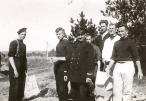 Gooi Jacob van der Meij, geboren 01-10-1886 te Ballum en gehuwd met Risje Matthiessen moest op 28-09-1939 dienst nemen bij de KLustwacht van de Marine tijdens de mobilisatie. Hij was vuurtorenwachter en was op het moment van de oproep 53 jaar. Hij werd aangesteld als sergeant 1e klasse. Tijdens de mobilisatie werd hij commandant van de mobilisatiemacht op het eilandje Rottum. Het eiland werd op 16 mei 1940 bezet door de Duitsers. De mobilisatiemacht van Rottum werd door de Duitsers met een R-boot meegenomen naar Schiermonnikoog. Daar werden ze met de op dit eiland gelegerde manschappen gevangengenomen en overgebracht naar Wilhelmshaven. We zien hem hier te midden van een groepje matrozen. Waarschijnlijk is dit nog op Ameland of wellicht Schiermonnikoog. Op 23 mei 1946 werd Gooi van der Meij met een gouden medaille van Koningin Wilhelmina onderscheiden voor zijn langdurige, eerlijke en trouwe dienst bij de Marine Kustwacht. (foto 30 september 1939)