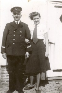 Gooi Jacob van der Meij op de foto met zijn dochter Dina. Geboren op m1-10-1886 werd hij op 53-jarige leeftijd alsnog ingelijfd bij de Kustwacht van de Koninklijke Marine. Als commandant van de mobilisatiemacht op het eilandje Rottum gaf hij zich op 16 mei 1940 over aan de Duitsers. Hij werd gevangengenomen en met de mobiliatiemacht van Schiermonnikoog gevangen gezet in Wilhelmshaven. Later keerde hij naar het eiland terug. (foto 15 juli 1939)