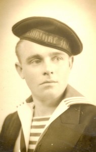 Gooi P. Visser, geboren op 1 mei 1918 te Hollum was dienstplichtig tijdens de mobilisatie en ingedeeld bij de Koninklijke Marine. Zijn opleiding kreeg hij in Den Helder. Na IJmuiden en Ameland kwam hij op Vlieland terecht. Daar was hij toen de oorlog uitbrak. Samen met andere Amelanders is hij via Terschelling teruggekeerd naar het eiland. (foto 23 november 1939)