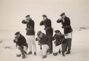 Een groepje matrozen, waaronder Gooi Visser, demonstreert tijdens de mobilisatie met wapens in de aanslag. Ze zouden niet worden gebruikt tijdens de oorlogsdagen. (foto 23 januari 1940)