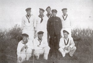 Gooi P. Visser met een groep matrozen tijdens de mobilisatieperiode op het eiland Vlieland. Staande rechts Jan D. IJnsen. (foto 20 april 1940)