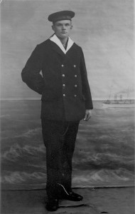Foto van matroos Hendrik D. de Boer, geboren 25-9-1909 te Hollum. Op 21-1-1937 getrouwd met Rimkje Visser. Tijdens de mobilisatie eerst in IJmuiden en later op Vlieland gestationeerd. (foto 23 november 1939)