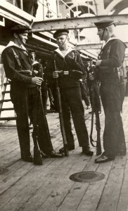 Waarschijnlijk een foto genomen tijdens de opleiding van matroos Hendrik D. de Boer. Hendrik, links op de foto, zou later gelegerd worden bij IJmuiden en op Vlieland. (foto 23 september 1939)
