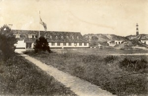 Het voormalig hoofdkwartier te Hollum in gebruik als jeugdherberg door de NJHC. Het hoofdgebouw was eetzaal en keuken en de bunkers werden gebruikt als slaapzalen. (foto 29 juni 1948)