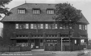 Hotel de Boer tijdens WO II. Bijzonder is dat op de kaart rechtsonder een hakenkruis is afgebeeld. (foto 29 juni 1942)
