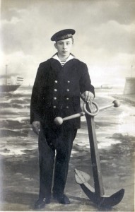 Jan D. IJnsen, afkomstig van Ameland, gefotografeerd in het uniform van de Koninklijke Marine. Jan D. IJnsen was tijdens de mobilisatie op Vlieland tijdens het uitbreken van de oorlog. (foto 23 november 1939)
