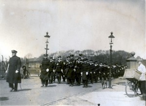 Matrozen marcheren tijdens de mobilisatie. Bij de groep Jan L. Wagenaar van Ameland. (foto 23 november 1939)
