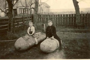 Na de oorlog spelen jongens met bommen in een tuin. (foto 29 juni 1946)