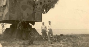 Een Würzburg Riesen Radar van de Duitse bezettingsmacht op de Engelsmanduun. Inspectie na afloop van de oorlog door o.a. oud-eilander Jaap Visser. Is later gesloopt.