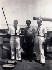 Klaas S. de Vries aan boord van de torpedobootjager Hr.Ms. Jan van Galen. De foto zou genomen zijn op 18-11-1945 te Batavia. Zoals bekend is de in 1929 gebouwde "van Galen" tijdens het begin van de oorlog zwaar beschadigd en door de bemanning tot zinken gebracht in de Merwedehaven. De torpedobootjager Hr.Ms. Jan van Galen was een in 1939 gebouwde Britse torpedobootjager "Noble". Deze werd in 1941 aangkocht door de Nederlandse Regering. Wanneer deze foto is gemaakt in november 1945 te Batavia, zou Klaas de Vries toen nog steeds dienst doen bij de Koninklijke Marine.  (foto 18 november 1945)
