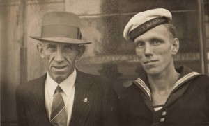 Matroos K.S. de Vries, geboren op 10-11-1917 te Hollum. Diende als matroos 1e klas op Hr.Ms. Tromp. Tijdens de mobilisatie was hij gelegerd op Ameland. Het leven aan de wal beviel hem niet en dus trok hij weer naar zee. Toen de oorlog uitbrak voer hij bij de koopvaardij. In 1942 werd hij in Australie weer opgeroepen bij de Koninklijke Marine. (foto 23 november 1943)