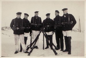 Eenheid van de Koninklijke Marine tijdens de mobilisatie. Foto waarschijnlijk gemaakt op Ameland tijdens winter 1940. (foto 23 januari 1940)