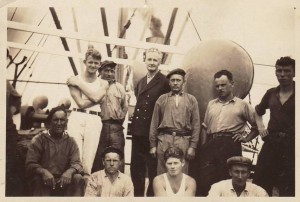 Foto van bemanningsleden van Nederlands koopvaardijschip tijdens de oorlog met daarbij Klaas S. de Vries van Ameland. (foto 23 juli 1942)