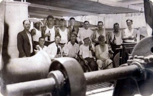 Klaas de Vries, geboren op 10-11-1917 was aanvankelijk gemobiliseerd op Ameland. Hij koos voor de zee en de koopvaardij. Toen Hr.Ms. Tromp in 1942 uitweek naar Australie en daar extra bewapening kreeg werd Klaas opgeroepen om dienst te doen bij de marine. Zo kwam hij op de Tromp terecht. (foto 22 juli 1941)