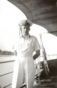 Kars van der Meij, geboren in 1917 te Amsterdam was in dienst bij de Koninklijke Marine. Hij heeft de gehele oorlog gevaren en is na de oorlog in Ned. Indie actief geweest. Totaal betekende dit 8 jaar in oorlogssituaties. (foto 23 november 1942)