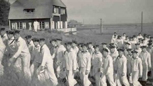 Een groep manschappen van de Kriegsmarine marcheert nabij de Zwarte weg. (foto 25 april 1941)