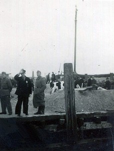 Laden en lossen van zand en vee op veerdam Nes. (foto 29 oktober 1942)