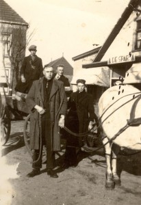 Deze vier mannen waren tewerkgesteld in de NO-polder. In het weeekend van 10 november 1944 waren ze met verlof op Ameland. Maandag de 13e moesten zij zich weer melden. Toen de Hollumers in Ballum arriveerden verscheen Gerrit Koster, de wethouder, en stuurde de mannen terug naar huis. Niet alleen de Hollumers maar ook de Ballummers die wilden vertrekken gingen op zijn verantwoordelijkheid naar huis. Klaas Molenaar, de voerman op de foto, bracht de Hollumers met paarden wagen terug. Op de foot zien we Klaas met paard en wagen op het Zwaneplein.Op de foto verder Minne Kanger, Piet IJnsen en Jan Kossen. Gerrit Koster heeft waarschijnlijk het vermoeden gehad dat er een grote razzia op komst was.  Op vrijdag 17 november werden 1800 van de ca 2000 in de polder werkzame mannen gearresteerd en naar Duitsland afgevoerd. Door het kordate optreden van Gerrit Koster ontsprongen de eilanders de dans.  (foto 13 november 1944)