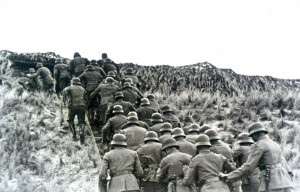 Soldaten zijn op weg naar hun posten in de stellingen van de Flak Batterij bij Hollum