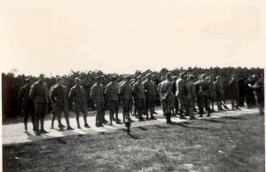 Nederlandse militairen (landmacht en marine) staan op de Strandweg in Nes opgesteld. (foto 22 september 1939)