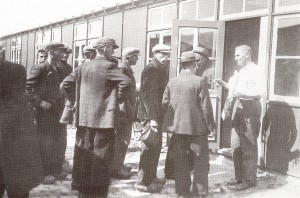 In de NO polder tewerkgestelde eilanders voor hun onderkomen. (foto 29 juni 1944)
