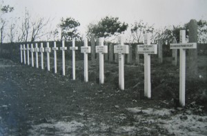 Oorlogsgraven op de algemene begraafplaats van Nes. Vermoedelijk is deze foto genomen in 1940 nadat er vele slachtoffers van Duinkerken waren aangespoeld.  (foto 29 augustust 1940)
