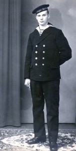 Piet(er) Douwe IJnsen, geboren op 28-10-1918 te Hollum poseert tijdens de mobilisatie in het uniform van de Koninklijke Marine. Piet trouwde na de oorlog met Dina C. van der Meij. Hij overleed op 20-04-2002 in Dokkum. (foto 23 februari 1940)
