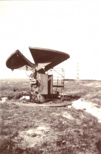 Würzburg D vuurleidingsradar nabij de Flak Batterij Hollum. (foto 6 augustus 1942)