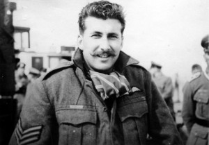 De bemanning van de Avro Manchester L 7380 EM-W maakte op 8 september 1941 een geslaagde noodlanding op het strand van Ameland. Sergeant S. Powell, 2e piloot-schutter en de overige 5 bemanningsleden overleefden de crash. Ze werden krijgsgevangen genomen en overleefden de oorlog. Deze foto is gemaakt door een Duitse militair op het moment dat de mannen werden overgebracht naar de vaste wal. Sergeant Powell mocht in 1942 al naar huis nadat hij een ontsteking aan zijn  oor had opgelopen. (foto 09 september 1941)