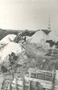Bouw van bunkers en stellingen door de Duitse bezetting bij Hollum in de buurt van de vuurtoren en het terrein waar nu Hostel Stay Okay (voormalige jeugdherberg NJHC) is gesitueerd.