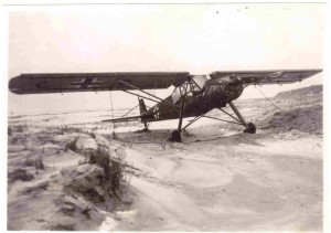 Duits vliegtuigje geland op het strand bij Hollum. (foto 9 september 1941)